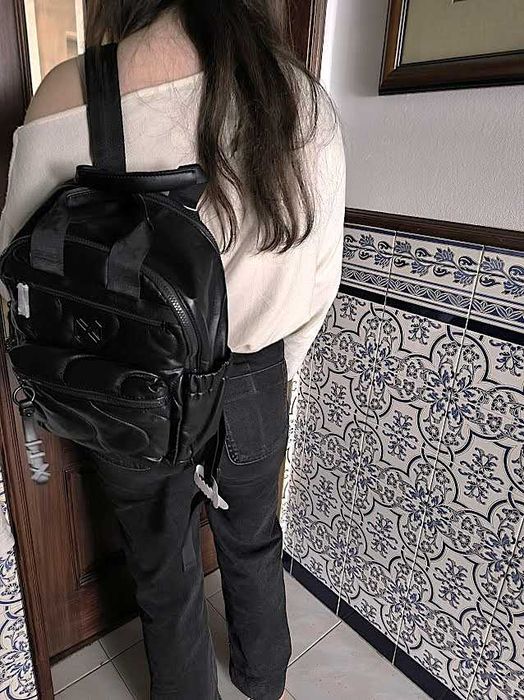 Mochila preta com look urbano, funcional, compacta, e com estilo contemporâneo    Marca Xti