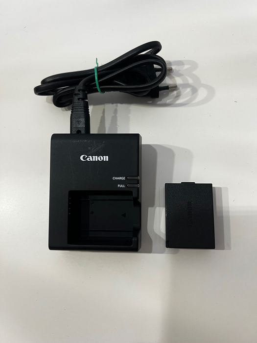 Canon EOS 2000D com objetiva, cartão de memória e mala de transporte