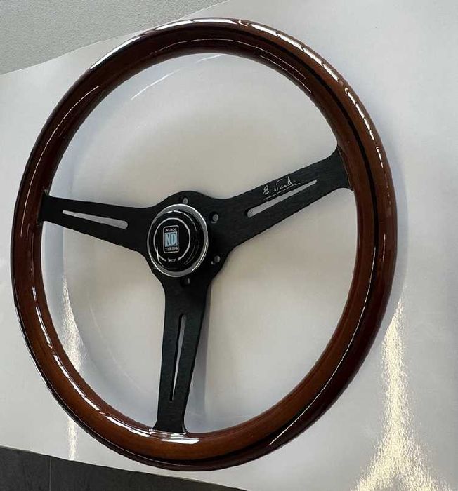 Volantes Nardi em Madeira