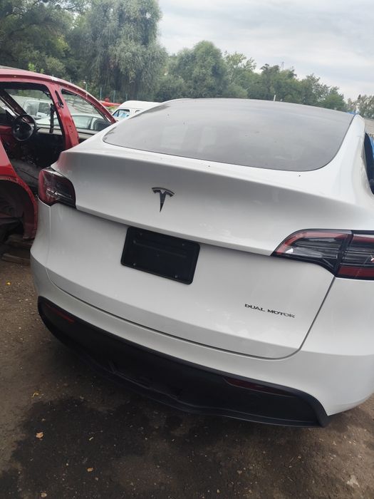 Продам Ляду на Tesla model 3 Y / Крижка багажника на Tesla model 3 Y