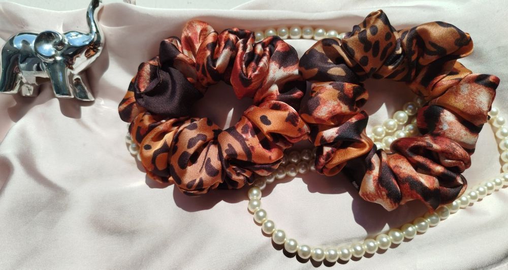 Luksusowa gumka scrunchie animal print wiskoza jedwab