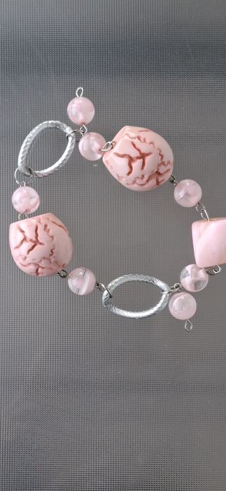 Pulseira com contas cor de rosa