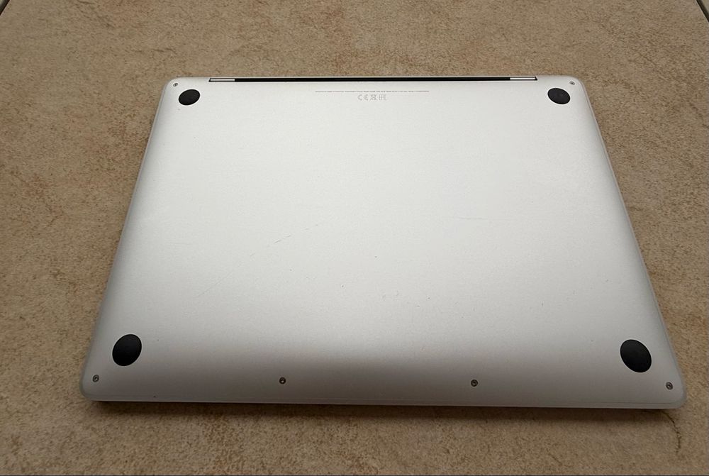 MacBook Pro 13" M1, 8GB RAM, 256GB SSD – Stan super, pełen komplet