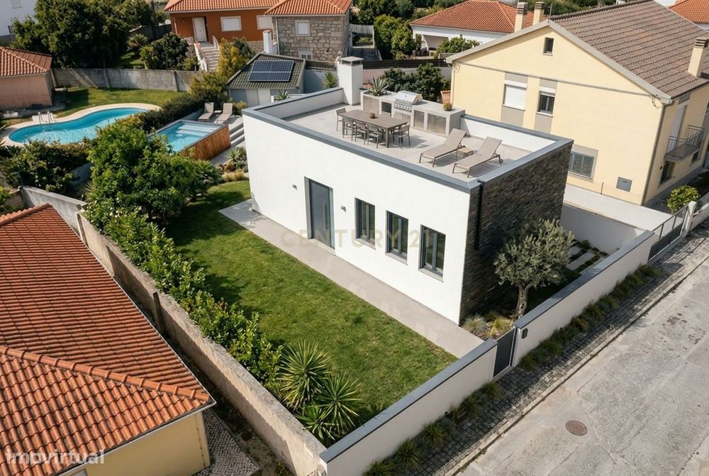 Moradia T3 Térrea Contemporânea com Piscina e Zona Lounge Exterior em