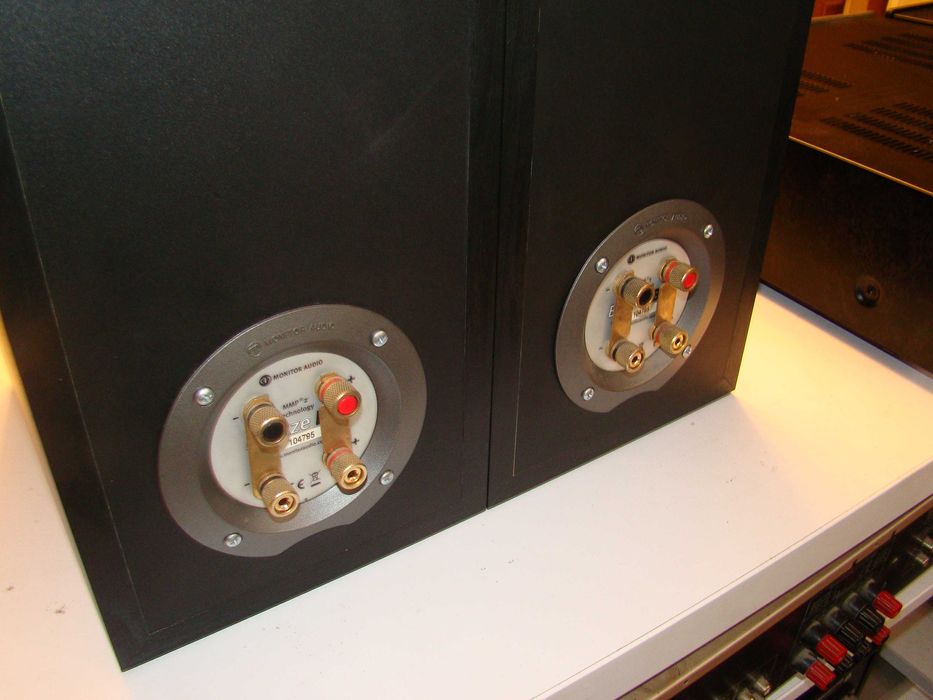 полочная двухполосная АС  c высоким разрешением.  От Sound Reality