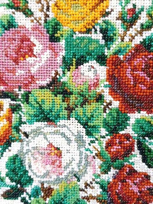 Lindo pequeno antigo quadro bordado de micro missangas - rosas