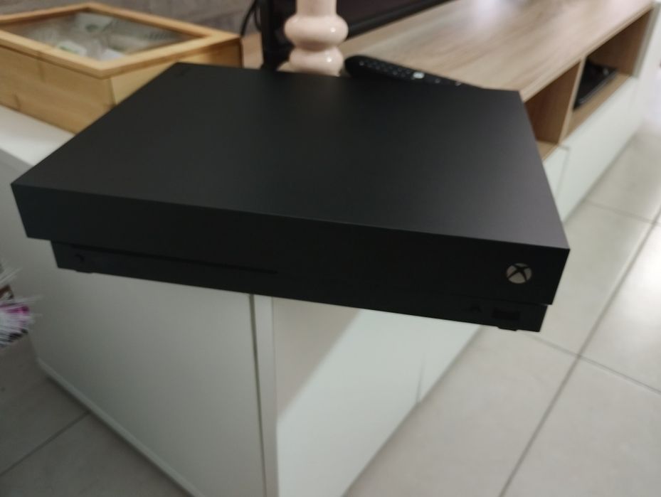 Xbox one x - em otimo estado