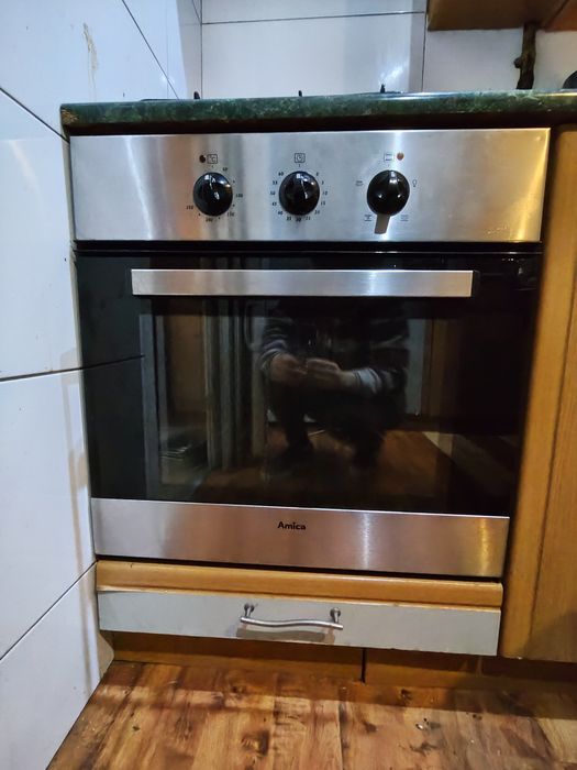zestaw do zabudowy składający się ze stalowej płyty gazowej oraz piekarnika elektrycznego marki Amica