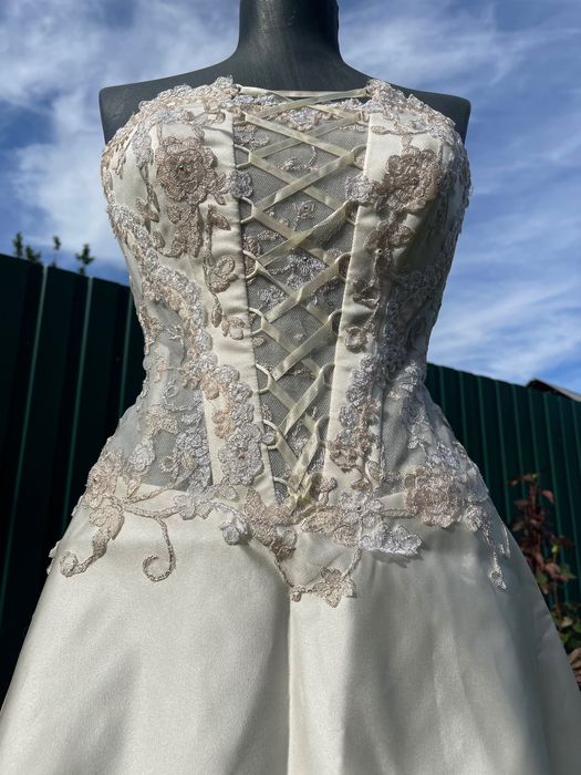 Весільна сукня з корсетом та камінчиками сваровські