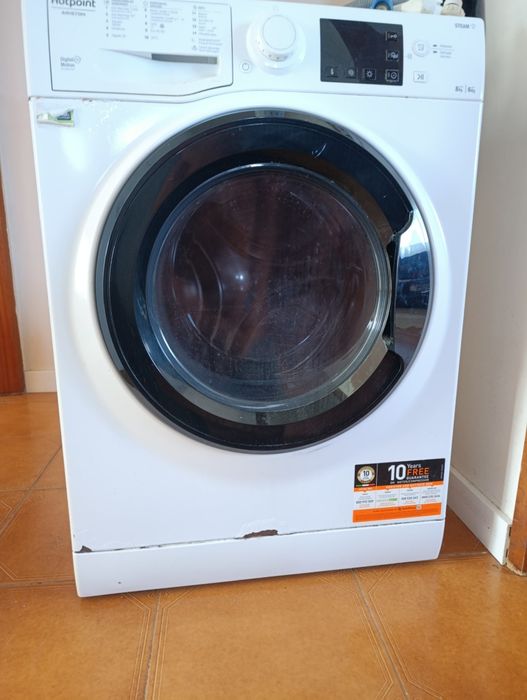 Máquina de lavar e secar da marca Hotpoint Ariston
