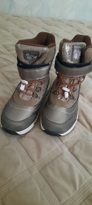 Зимові черевики на дівчинку