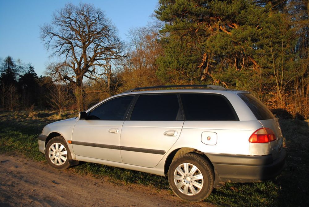 Тойота Авенсіс 2001