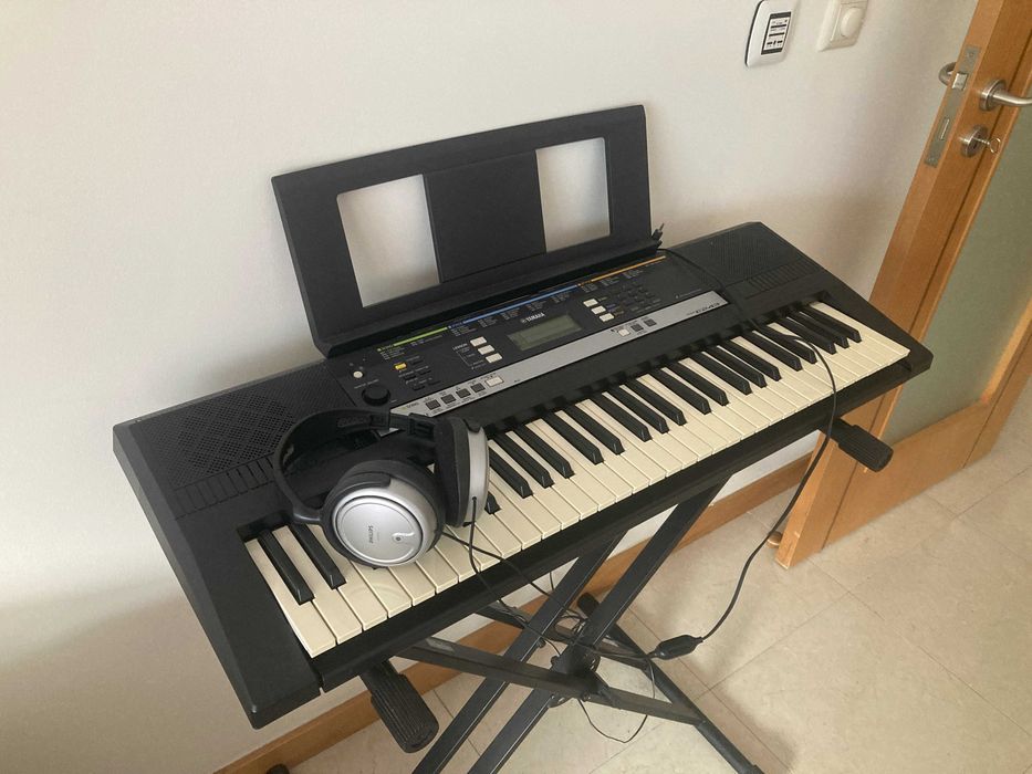 Teclado Yamaha PSR-E243, para a tua carreira ou karaoke em casa!