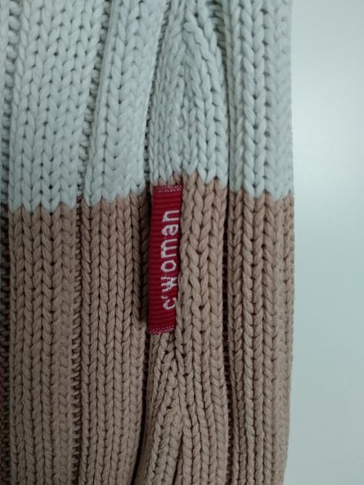 Biało-pastelowy pulower marki Carry