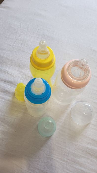 Деякі дитячі речі. Термометр для ванни. Пляшечки. Пустушка.