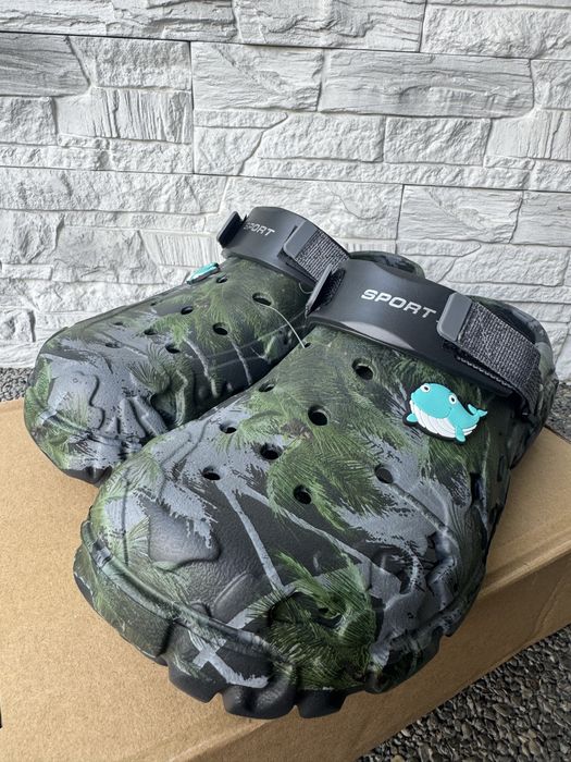 Buty ogrodowe / klapki typu Crocs z paskiem – moro, rozmiar 44