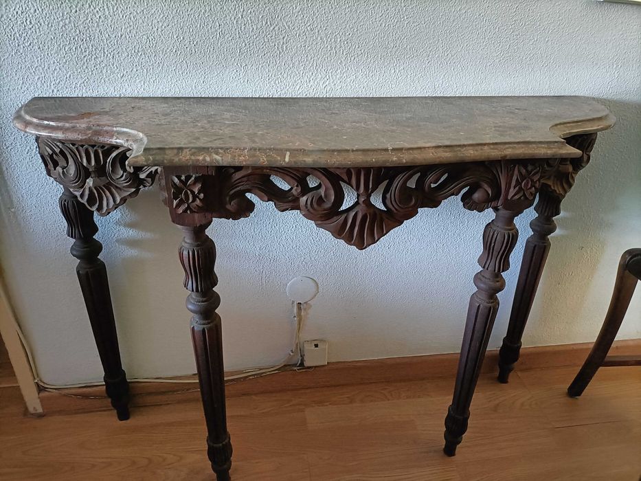Mesa de Sala/Hall em Madeira Esculpida com Tampo em Mármore