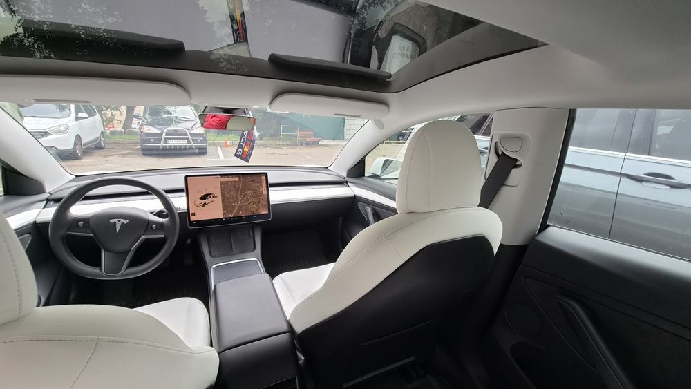 Tesla model 3 2021 року