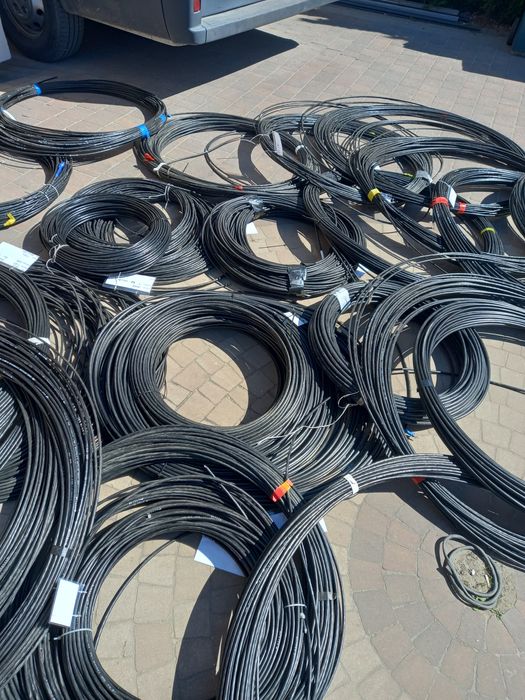 Kable światłowodowe.