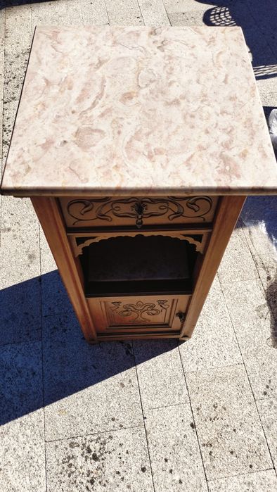 Mesinha de cabeceira antiga