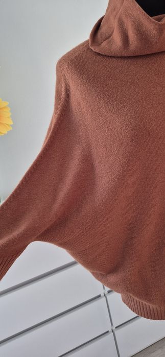 Brązowy sweter z golfem profilowany rękaw