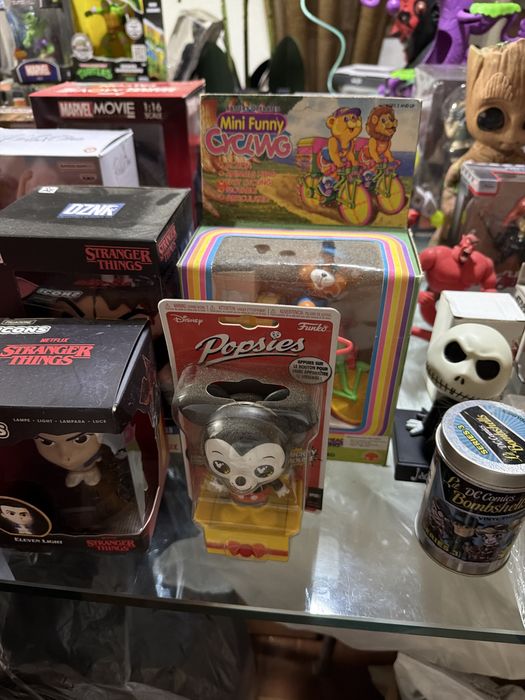 Figuras e brinquedos variados - alguns selados
