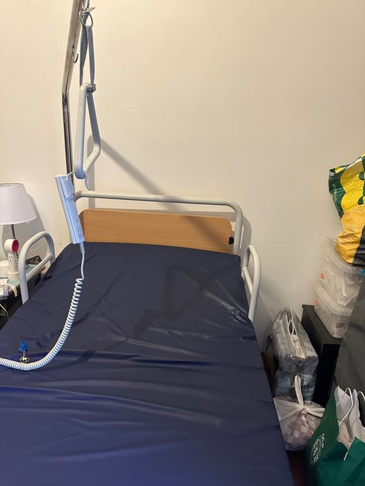 Cama hospitalar eléctrica com comando, 4 barras de proteção e pendural