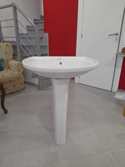 Dois lavatório brancos