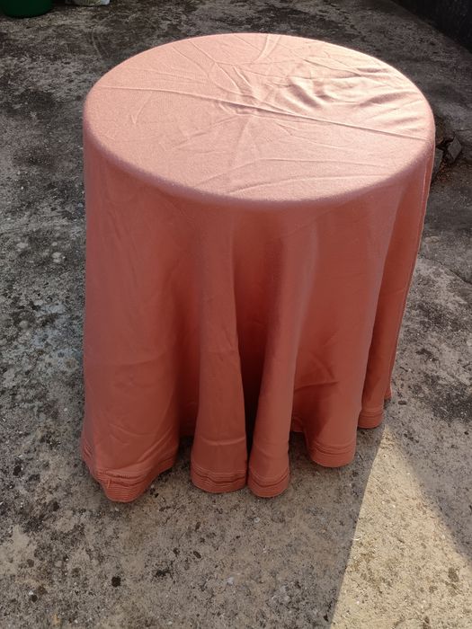 Mesa com toalha incluída