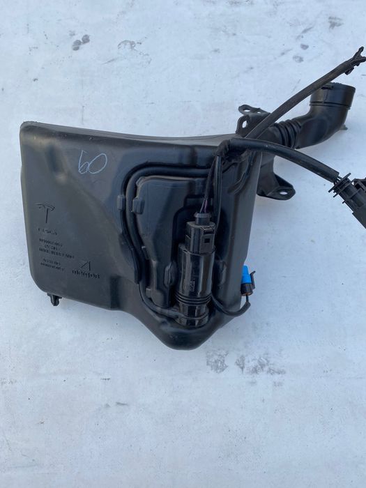 Бачек омывателя Тесла Модел 3 Tesla Model 3