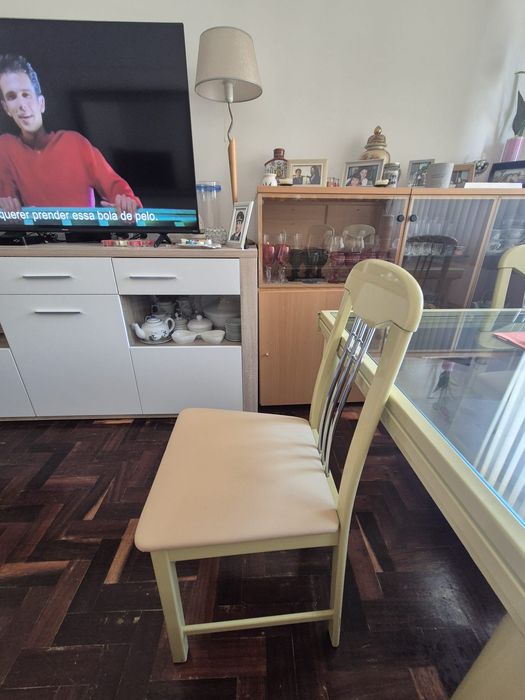 Mesa e cadeiras