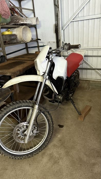 Yamaha XT 350 com documentos