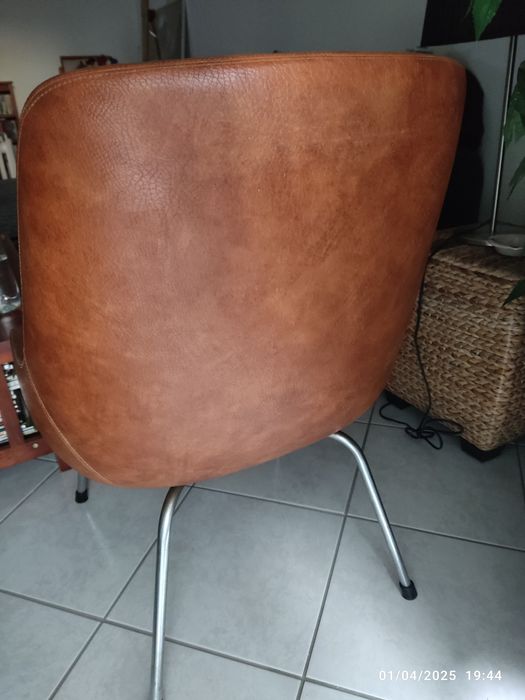 2 cadeirões de pele castanha