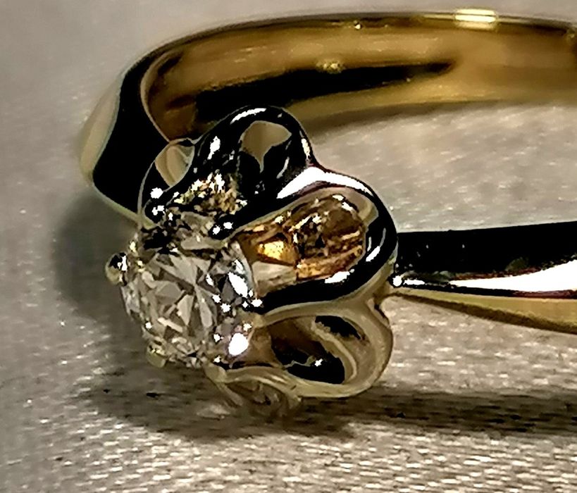 Золотое кольцо с натуральным бриллиантом