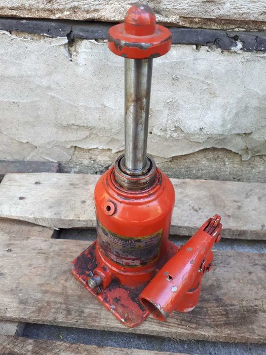 Stary podnośnik hydrauliczny