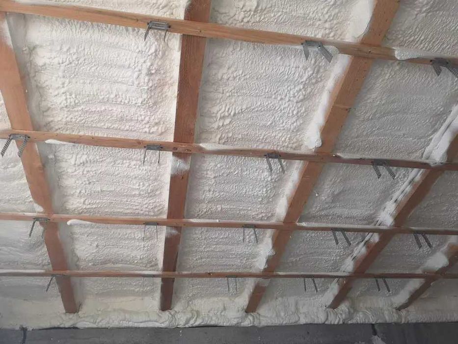 Ocieplanie pianą PUR – profesjonalna izolacja WEŁNA | CELULOZA | PUR