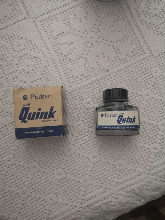 canetas antigas, aparos e um frasco de tinta