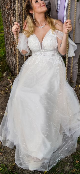 Damska biala dluga suknia ślubna koraliki rękawki