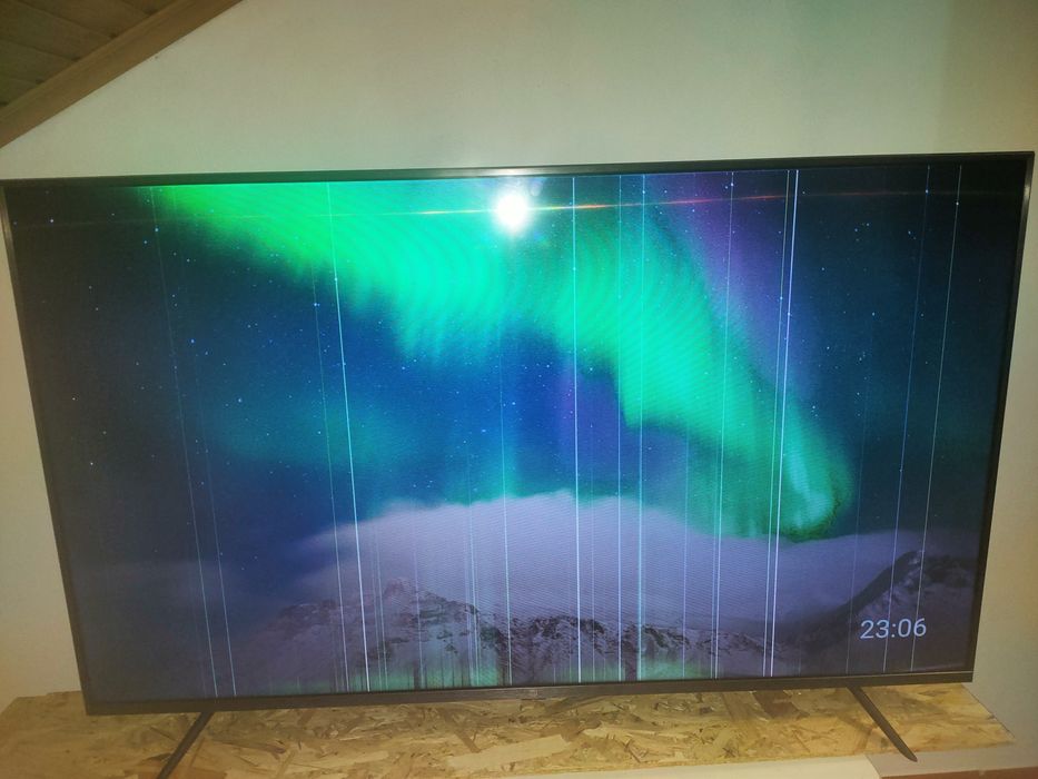 Televisão Xiaomi 65'' com pequeno defeito na imagem