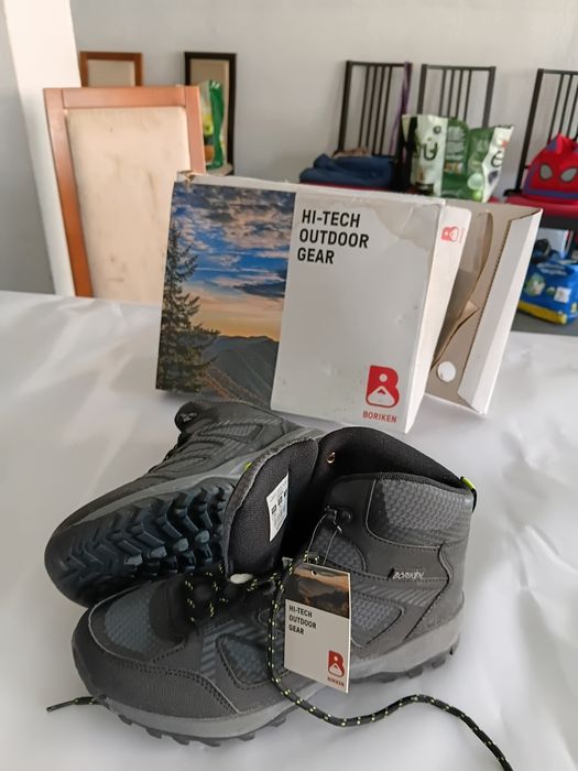 1 par de Botas n 39 Boriken Tallin para caminhada e montanhismo ( novas ainda na caixa)