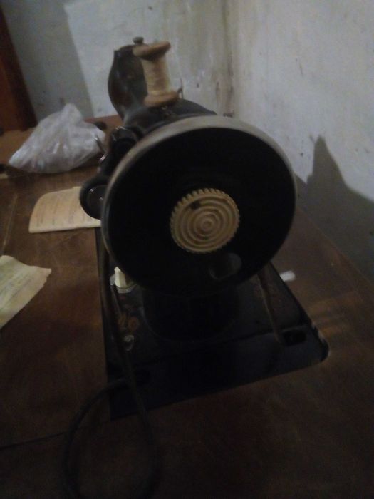 Продам швейную машинку со станиной .