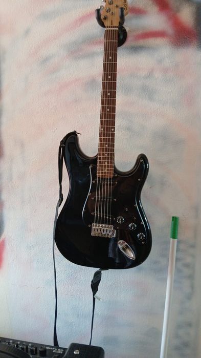 Uma caixa nova e uma guitarra