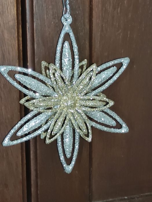 Ялинкові прикраси квітка ялинка