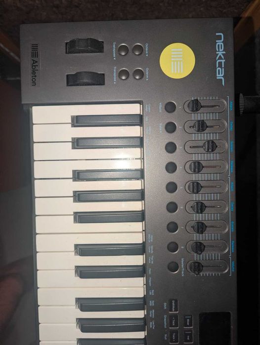 Teclado Controlador MIDI - NEKTAR Impact LX (49 Teclas)