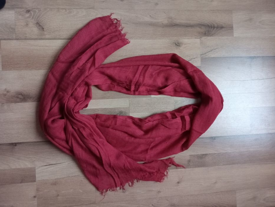 Burgundowy, czerwony szal