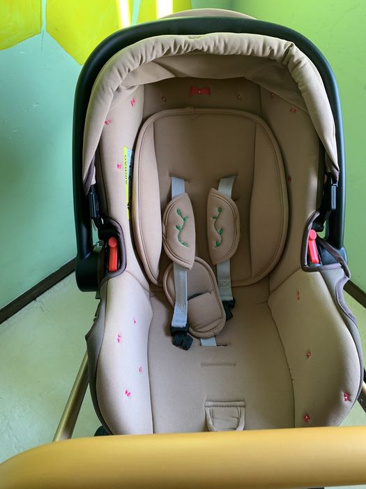 Carrinho de bebe 3 em 1 - como novo( apenas algumas semanas de uso