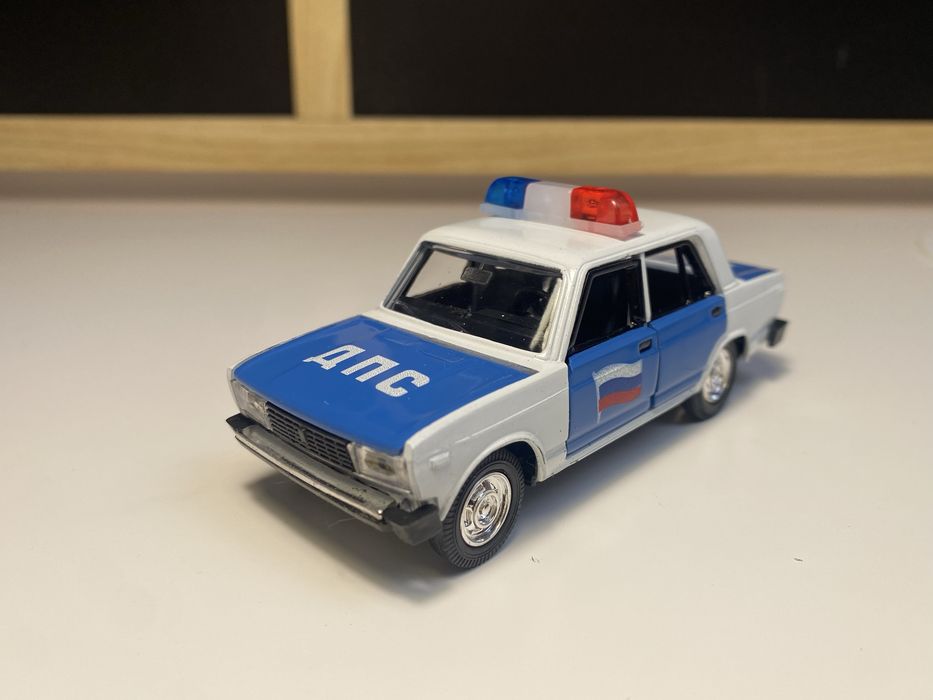 Łada VAZ 2105 DPS Policja Rosja 1:43 nowy model CCCP ZSRR metal Kultowe