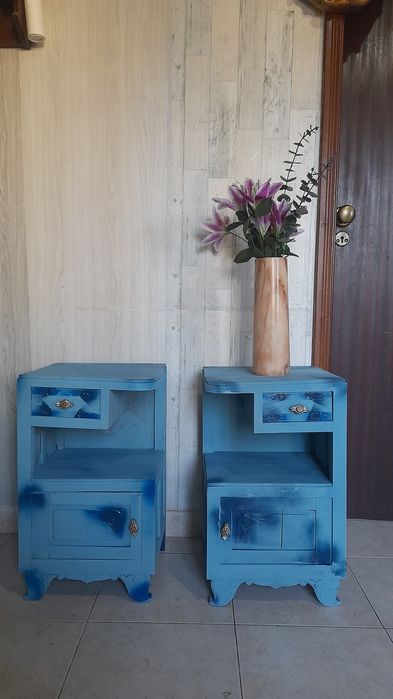 2 mesinhas hippies de madeira antiga