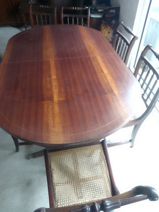 Cristaleira estilo Inglês com iluminação.