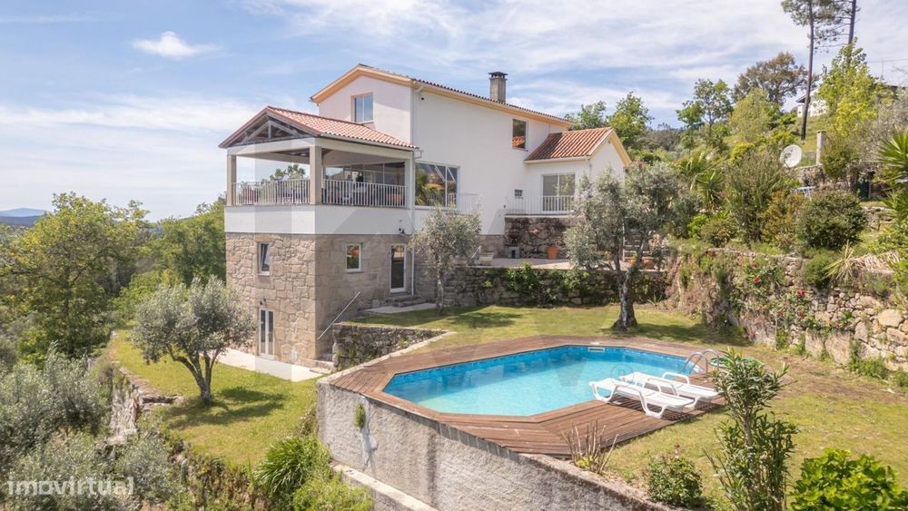 Moradia independente | Piscina e terreno | vistas sobre a Serra da Est